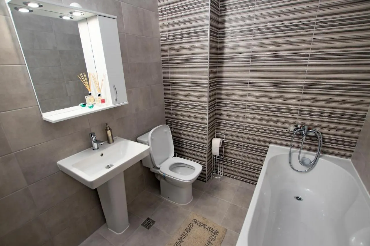Studio Moghioros Park Bucureşti 0*,  România